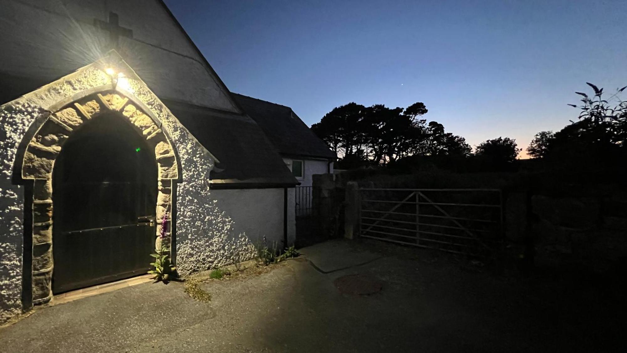 Llanw Malltraeth - Malltraeth Tides Llangadwaladr  Extérieur photo